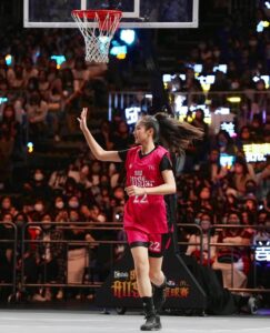 Mandy Tam Man-Huen Instagram - 係琴日嘅球場上面 有唔識打波同識打波嘅人 但係個重點就係！ 大家都依然咁認真咁投入成個比賽 睇住兩隊無論邊個入波我都覺得好型 係個場側邊嗌到聲沙力竭🙀 最後仲同 @gigiicheung @sabrinasa 睇到眼濕濕🥺 我相信呢個就係籃球嘅吸引之處 我亦相信大家都感受到琴日嘅個份熱血 以前中學打波嘅時候好鍾意用呢四個字 「搏盡無悔」 係琴日我再次感受到呢四個字嘅力量 多謝 @cr881903 同所有球員特別係歌星勇士隊俾我享受左一場咁熱血嘅籃球比賽🏀🙏🏻❤️ #903allstar籃球賽 #我愛籃球 #我愛歌星勇士隊 #2號係我嘅幸運數字琴日我有兩個2號💕💪🏻