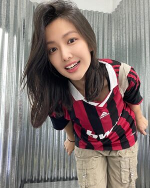 Mandy Tam Man-Huen Instagram - 好像自從中學打籃球學界後
都沒有剪過短頭髮了🌞✨💗
髮型師說剪短了我大半年的量
成個人輕了很多

（感覺上😂

#紀錄短髮的貼紙相🤍🤘🏻🥸