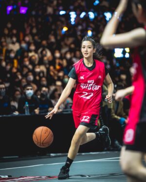 Mandy Tam Man-Huen Instagram - 係琴日嘅球場上面
有唔識打波同識打波嘅人
但係個重點就係！
大家都依然咁認真咁投入成個比賽

睇住兩隊無論邊個入波我都覺得好型
係個場側邊嗌到聲沙力竭🙀
最後仲同 @gigiicheung @sabrinasa 睇到眼濕濕🥺
我相信呢個就係籃球嘅吸引之處
我亦相信大家都感受到琴日嘅個份熱血
以前中學打波嘅時候好鍾意用呢四個字

「搏盡無悔」

係琴日我再次感受到呢四個字嘅力量

多謝 @cr881903 同所有球員特別係歌星勇士隊俾我享受左一場咁熱血嘅籃球比賽🏀🙏🏻❤️

#903allstar籃球賽 
#我愛籃球
#我愛歌星勇士隊
#2號係我嘅幸運數字琴日我有兩個2號💕💪🏻