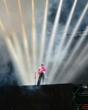 Mandy Tam Man-Huen Instagram - 很常在夜跑的時候聽大人中
每次聽到
抬起頭才發現
流眼泪的星星正在看着我
他說 加油 讓我為你
感到光榮
都會抬頭看着夜空不自覺地眼框就紅了

常常認為音樂就是會連繫人們的心與其產生共嗚
你的音樂就是這樣吧
整晚一次又一次的感動
好像過了四季有晴天也有雨天
可是你的音樂都會陪伴着在身邊
謝謝這個閃閃發亮又溫暖的你🤍
@captain.lu 

#心情200萬分好🥺✨
#YEAHHHHHHHHHHHHHHHH
#籃球與籃框的比喻也沒有很錯啦～