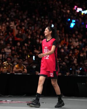 Mandy Tam Man-Huen Instagram - 係琴日嘅球場上面
有唔識打波同識打波嘅人
但係個重點就係！
大家都依然咁認真咁投入成個比賽

睇住兩隊無論邊個入波我都覺得好型
係個場側邊嗌到聲沙力竭🙀
最後仲同 @gigiicheung @sabrinasa 睇到眼濕濕🥺
我相信呢個就係籃球嘅吸引之處
我亦相信大家都感受到琴日嘅個份熱血
以前中學打波嘅時候好鍾意用呢四個字

「搏盡無悔」

係琴日我再次感受到呢四個字嘅力量

多謝 @cr881903 同所有球員特別係歌星勇士隊俾我享受左一場咁熱血嘅籃球比賽🏀🙏🏻❤️

#903allstar籃球賽 
#我愛籃球
#我愛歌星勇士隊
#2號係我嘅幸運數字琴日我有兩個2號💕💪🏻