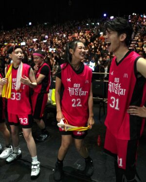 Mandy Tam Man-Huen Instagram - 係琴日嘅球場上面
有唔識打波同識打波嘅人
但係個重點就係！
大家都依然咁認真咁投入成個比賽

睇住兩隊無論邊個入波我都覺得好型
係個場側邊嗌到聲沙力竭🙀
最後仲同 @gigiicheung @sabrinasa 睇到眼濕濕🥺
我相信呢個就係籃球嘅吸引之處
我亦相信大家都感受到琴日嘅個份熱血
以前中學打波嘅時候好鍾意用呢四個字

「搏盡無悔」

係琴日我再次感受到呢四個字嘅力量

多謝 @cr881903 同所有球員特別係歌星勇士隊俾我享受左一場咁熱血嘅籃球比賽🏀🙏🏻❤️

#903allstar籃球賽 
#我愛籃球
#我愛歌星勇士隊
#2號係我嘅幸運數字琴日我有兩個2號💕💪🏻