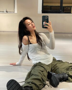 Mandy Tam Man-Huen Instagram - I’m not sweating 
I’m just glistening🥸🤘🏻

#✨✨✨