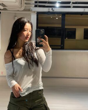 Mandy Tam Man-Huen Instagram - I’m not sweating 
I’m just glistening🥸🤘🏻

#✨✨✨