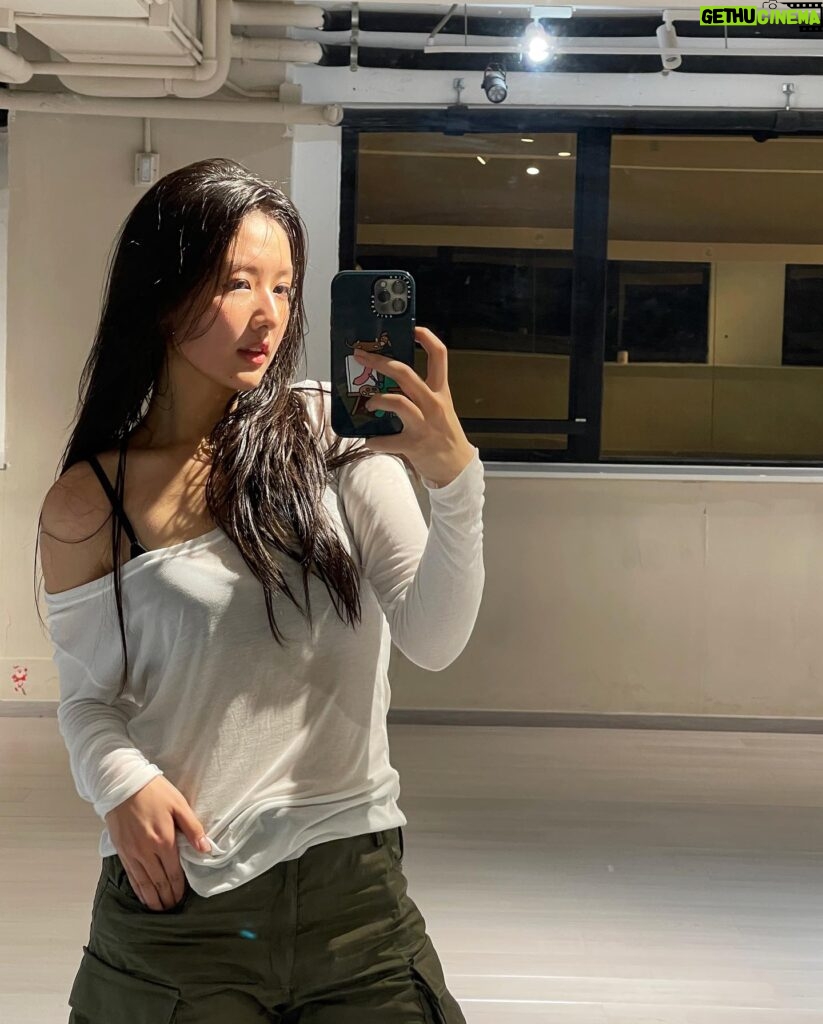 Mandy Tam Man-Huen Instagram - I’m not sweating I’m just glistening🥸🤘🏻 #✨✨✨