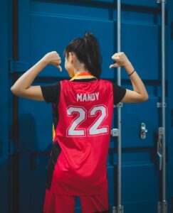 Mandy Tam Man-Huen Instagram - 係琴日嘅球場上面 有唔識打波同識打波嘅人 但係個重點就係！ 大家都依然咁認真咁投入成個比賽 睇住兩隊無論邊個入波我都覺得好型 係個場側邊嗌到聲沙力竭🙀 最後仲同 @gigiicheung @sabrinasa 睇到眼濕濕🥺 我相信呢個就係籃球嘅吸引之處 我亦相信大家都感受到琴日嘅個份熱血 以前中學打波嘅時候好鍾意用呢四個字 「搏盡無悔」 係琴日我再次感受到呢四個字嘅力量 多謝 @cr881903 同所有球員特別係歌星勇士隊俾我享受左一場咁熱血嘅籃球比賽🏀🙏🏻❤️ #903allstar籃球賽 #我愛籃球 #我愛歌星勇士隊 #2號係我嘅幸運數字琴日我有兩個2號💕💪🏻