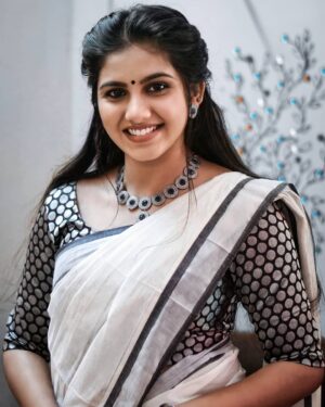 Maneesha Mahesh Instagram - Face the world with a smile, it will give up and smile back ❤❣❤
📷@abyfrancis7 
💄@magicfeather_makeoverartistry 
👗@3days_designs 
Jewelry @dots_jewellerycollections
#actress#instagram #traditional #fav #photography