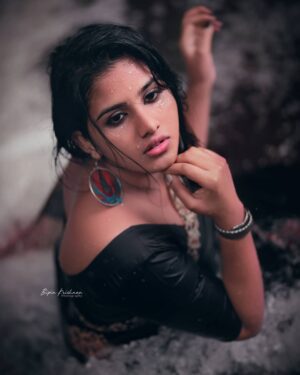 Maneesha Mahesh Instagram - ✨🌸⚡#instagood#river#photography#actress #padathapainkili#asianet#maneeshamahesh click:@bipinkr9