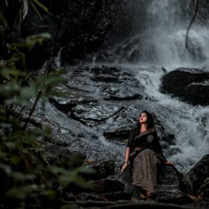 Maneesha Mahesh Instagram - Queen of own world 👸🌸#instagood#naturephotography#actress#padathapainkili#asianet#maneeshamahesh click: @bipinkr9