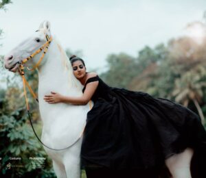 Maneesha Mahesh Instagram - The girl and the horse 🐎 ❣❣❣🌸🌸🌸❣❣❣❣

Photographer @nandagopan_photography 

Model @maneesha_maheshofficial

MakeUp @reenuchandramukhi @prettylooksbeautystudio

Coordinator  @artil_events @hari___ajith

Costume @ajs_attires