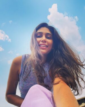 Manisha Yadav Instagram - 📧Dear Sky Gods— from the last few days you turn gloomy and before we could expect a  splatter you turn back to your bright self with clearest skies 🌞.. Stop teasing us ( the people of chennai) . Or Are u PMS-ing ?? Bring out your emotions and burst into tears -.. don’t you think it’s high time , your burning us at 41 degree C .
Rain gods take Over 🙏.

#tuesdaythoughts💭