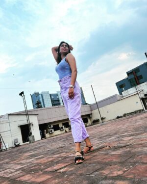 Manisha Yadav Instagram - 📧Dear Sky Gods— from the last few days you turn gloomy and before we could expect a  splatter you turn back to your bright self with clearest skies 🌞.. Stop teasing us ( the people of chennai) . Or Are u PMS-ing ?? Bring out your emotions and burst into tears -.. don’t you think it’s high time , your burning us at 41 degree C .
Rain gods take Over 🙏.

#tuesdaythoughts💭