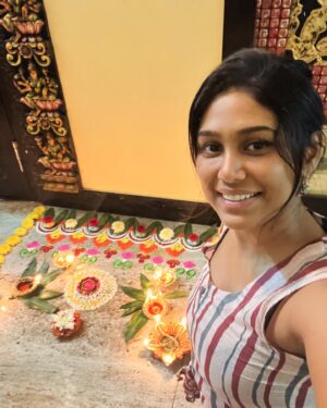 Manisha Yadav Instagram - May your blessings be as plenty as the Rice in the pot 🌾..life be as sweet as the Milk .. and homes be filled with warmth and love 💗. #happypongal 🔥. அனைவருக்கும் இனிய பொங்கல் நல்வாழ்த்துக்கள்🙏