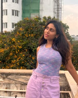 Manisha Yadav Instagram - 📧Dear Sky Gods— from the last few days you turn gloomy and before we could expect a  splatter you turn back to your bright self with clearest skies 🌞.. Stop teasing us ( the people of chennai) . Or Are u PMS-ing ?? Bring out your emotions and burst into tears -.. don’t you think it’s high time , your burning us at 41 degree C .
Rain gods take Over 🙏.

#tuesdaythoughts💭