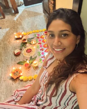 Manisha Yadav Instagram - May your blessings be as plenty as the Rice in the pot 🌾..life be as sweet as the Milk .. and homes be filled with warmth and love 💗. #happypongal 🔥. அனைவருக்கும் இனிய பொங்கல் நல்வாழ்த்துக்கள்🙏