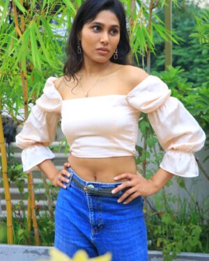 Manisha Yadav Instagram - 🙋‍♀️… hey there how you doing ??..🧡

📸: @ravivarma.venkatesan @parama_the_creator 
@teamaimpro 
.
.
.
#tuesdayvibes #tuesdaymotivation