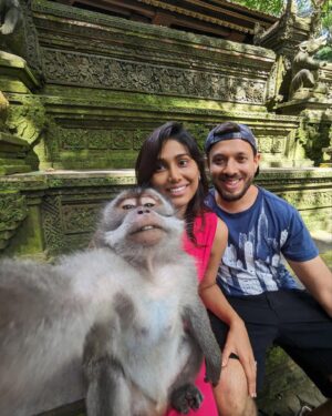 Manisha Yadav Instagram - How about you start this week with this pic-cha !! 😆🤷‍♀️.. Swipe to the 3rd pic and tell me if you also can’t get over how cuuuute the monkeys looking.😍🥰
@var.jain