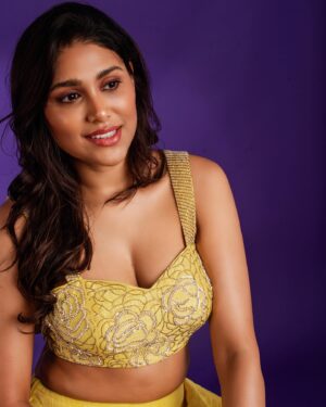 Manisha Yadav Instagram - May the sparkle in your eyes,
And the fire in your soul never die down …
Be your own  light 😇✨ #happydiwali 
 
📸 : @palaniappansubramanyam 
Outfit : @nayantaara 
MAKEUP: @makeupwithshruthi 
STYLING : @stylingbysamiha