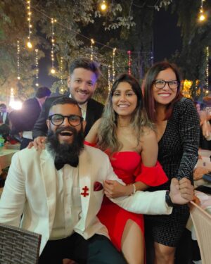 Manisha Yadav Instagram - Merry Christmas 🎄 🎅🧑‍🎄🥂🤶 !!! From mine to yours 💕Hope your celebrations are going good.. 

#caretoshare #joyandhope

@the_unapologetic_foodiee @vivekgeorgepolio @var.jain