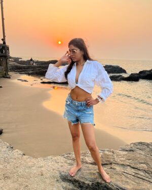 Manisha Yadav Instagram - A white shirt, some sand under my feet and a pair of sun glasses is all I need 😎🌴🌊… #igotsunshineinmypocket 
#beachbum #thursdaymotivation