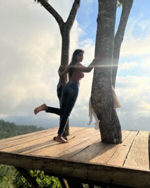 Manisha Yadav Instagram - “Not all clouds come into your life to bring darkness, some come to make your sunset more beautiful⛅️ “ — Nitin Namdeo 
.
. #10daysinbali #lahangsweet #mountagung 

This dreamy spot is something we have all imagined in our head while listening to stories as kids, where there were beautiful treehouses and the like. A 2hrs drive from #tirtaganagathis ( which I thought was a disappointment) this spot is all worth the motion sickness of the twists and turns that take you to it . It’s a lesser known
 tourist spot so it’s got its own private spot , all the scenery to yourself sort of feel . I think I can rate this as my most beautiful experience in Bali . The views of the mount Agung right in front of you are stunning and picturesque beyond your expectations. Sharing little of those feelings with you with these pictures . Enjoy!! 😊

📸: @var.jain