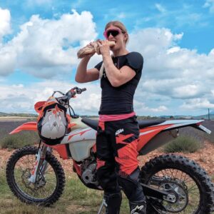 Manon Fiorot Instagram - Mon père m’a appris à conduire ma première moto cross à l’âge de 7 ans 😍❤️
J’ai toujours adoré piloter 
27 ans après toujours un plaisir d’aller rider en famille 😁✌️
