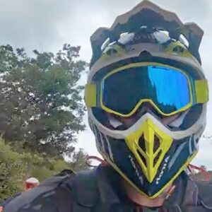 Manon Fiorot Instagram - Mon père m’a appris à conduire ma première moto cross à l’âge de 7 ans 😍❤️
J’ai toujours adoré piloter 
27 ans après toujours un plaisir d’aller rider en famille 😁✌️