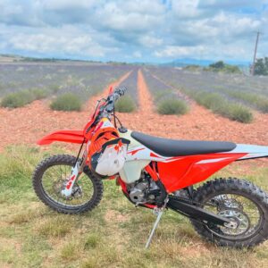 Manon Fiorot Instagram - Mon père m’a appris à conduire ma première moto cross à l’âge de 7 ans 😍❤️
J’ai toujours adoré piloter 
27 ans après toujours un plaisir d’aller rider en famille 😁✌️