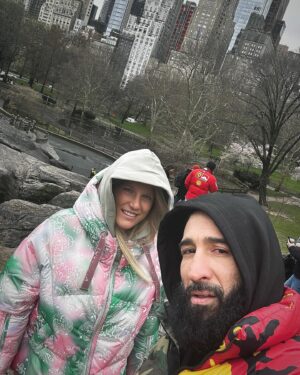 Manon Fiorot Instagram - Part 2 NEw York city 🇺🇸😍
Chill in Central Park 🐿️ , 
New York by night 🇺🇸 ,
I love this game 🏀, 
Best in buisines @arielhelwani MMA Hour 🎙️
I’m big fan of @naomiosaka ✌️ 
The Lion King to Broadway 🦁
Statue of Liberty 🗽