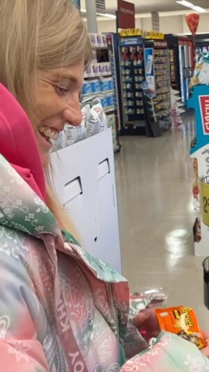 Manon Fiorot Instagram - 👀 Quand l’une des femmes les plus dangereuses du monde se promène tranquillement aux États-Unis avec son caddie au supermarché… 

🇫🇷La veille de sa pesée, @manonfiorot_mma fait ses courses et elle compte bien se faire un peu plaisir une fois qu’elle sera validée.