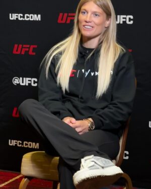Manon Fiorot Instagram - Fight week part 1 ✍️🎤📹👊✅