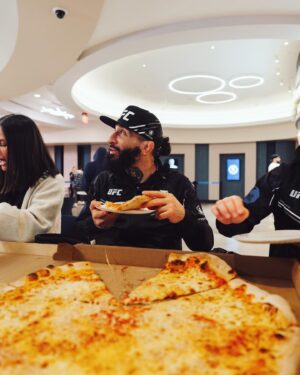 Manon Fiorot Instagram - After fight part 1 🥳✌️🍕🍦🍩🥇
With my best team & my family 🥰❤️🙏