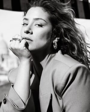 Manon Azem Instagram - 🖤 sur les toits by @guillaume_plas