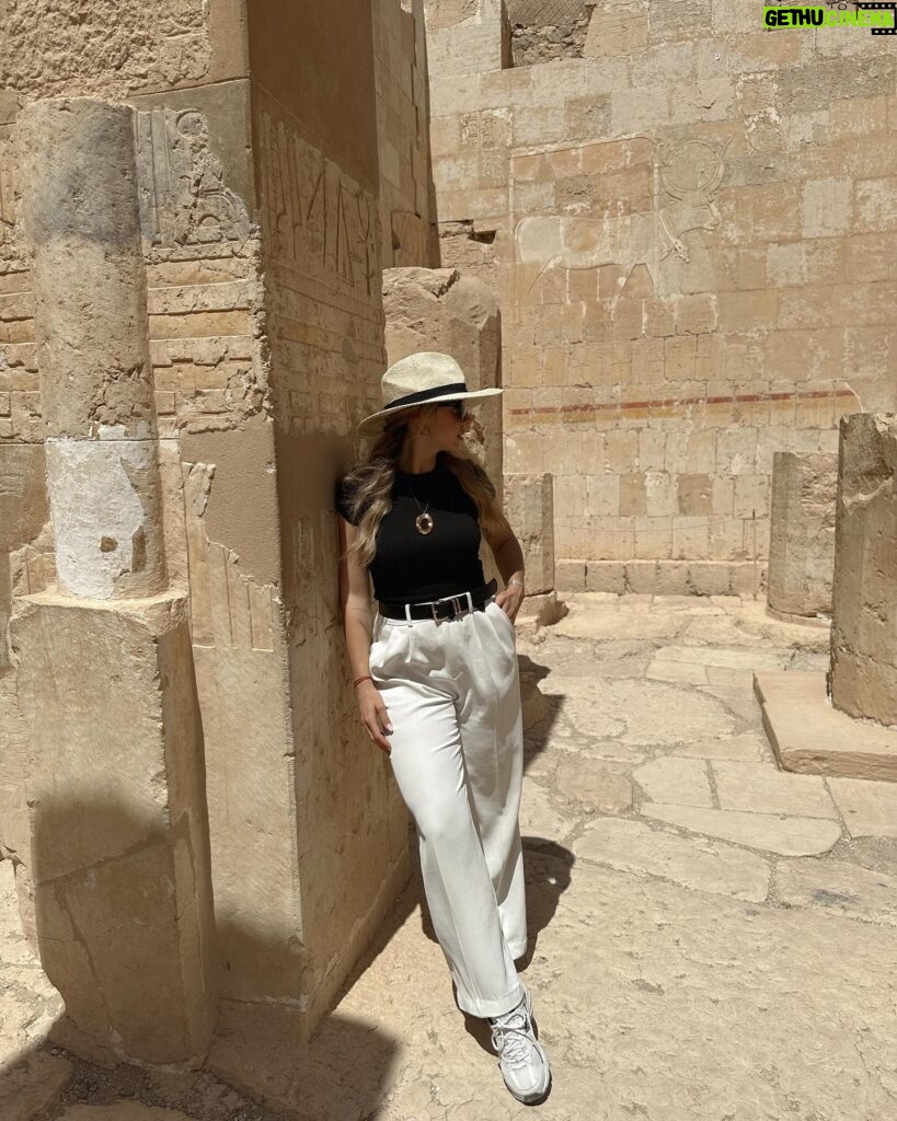 Manon Quadratus Instagram - Vous préférez laquelle ? 1, 2 ou 3 ? 🤍 Je crois que c’est mon look préféré en Égypte 😍 #louxor #ootd #ootdfashion #look