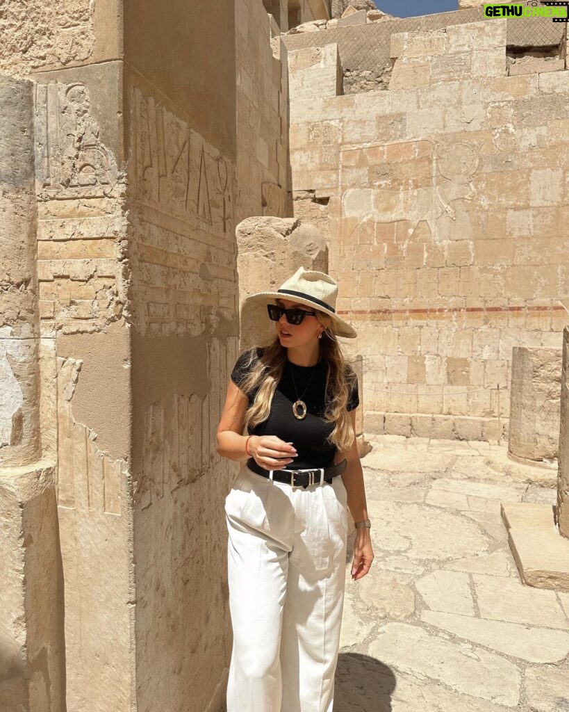 Manon Quadratus Instagram - Vous préférez laquelle ? 1, 2 ou 3 ? 🤍 Je crois que c’est mon look préféré en Égypte 😍 #louxor #ootd #ootdfashion #look