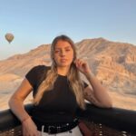 Manon Quadratus Instagram - 1: Survoler la vallée de rois 2: Le look que vous avez adoré 3: Le retour des apéros sur la plage 4: Cette vue sur Marseille 5: J’ai fait un browlift 6: Baby Mama 🤰 7: Restau en famille 8: Le trio #photodump #ootd #look #ootdfashion
