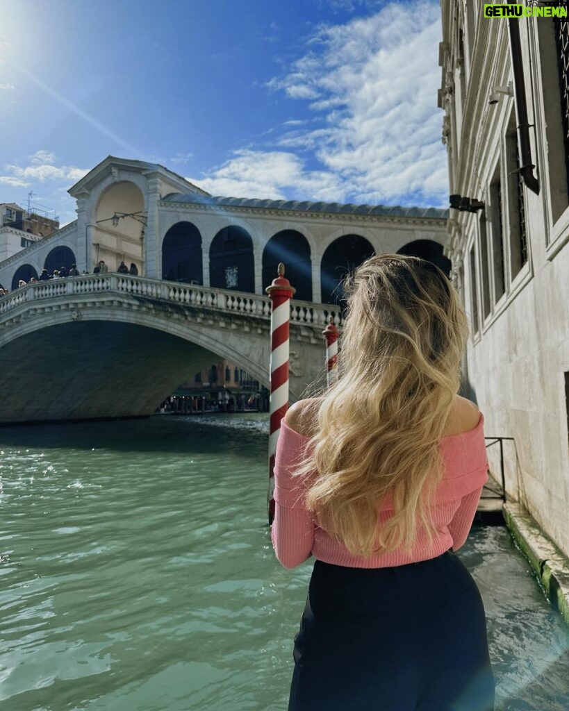 Manon Quadratus Instagram - Mes look à Venise 🎭 Vous préférez lequel ? Dites moi 😍 #ootd #ootdfashion #look #venezia