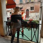 Manon Quadratus Instagram - Mes look à Venise 🎭 Vous préférez lequel ? Dites moi 😍 #ootd #ootdfashion #look #venezia