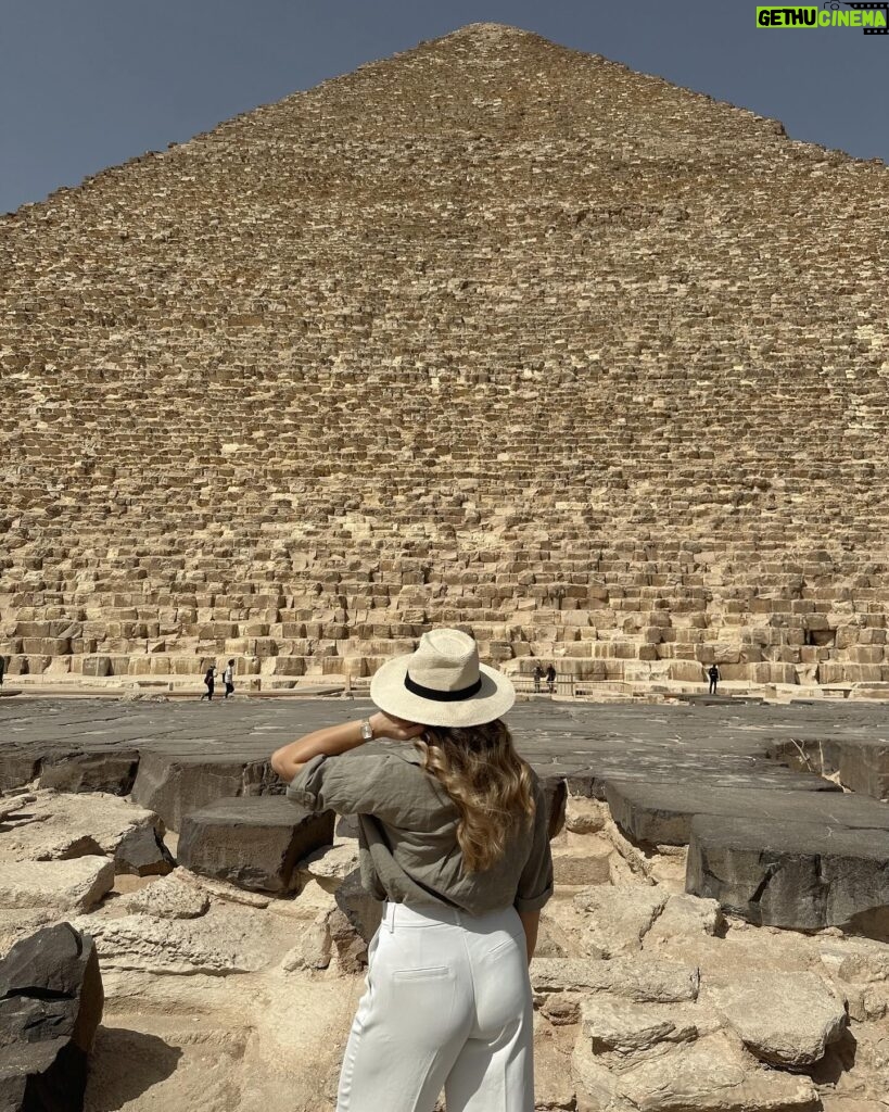 Manon Quadratus Instagram - Dream come true 🥹 Vous préférez quelle photo ? 😍 #egypte #pyramid #gizeh #travelgram