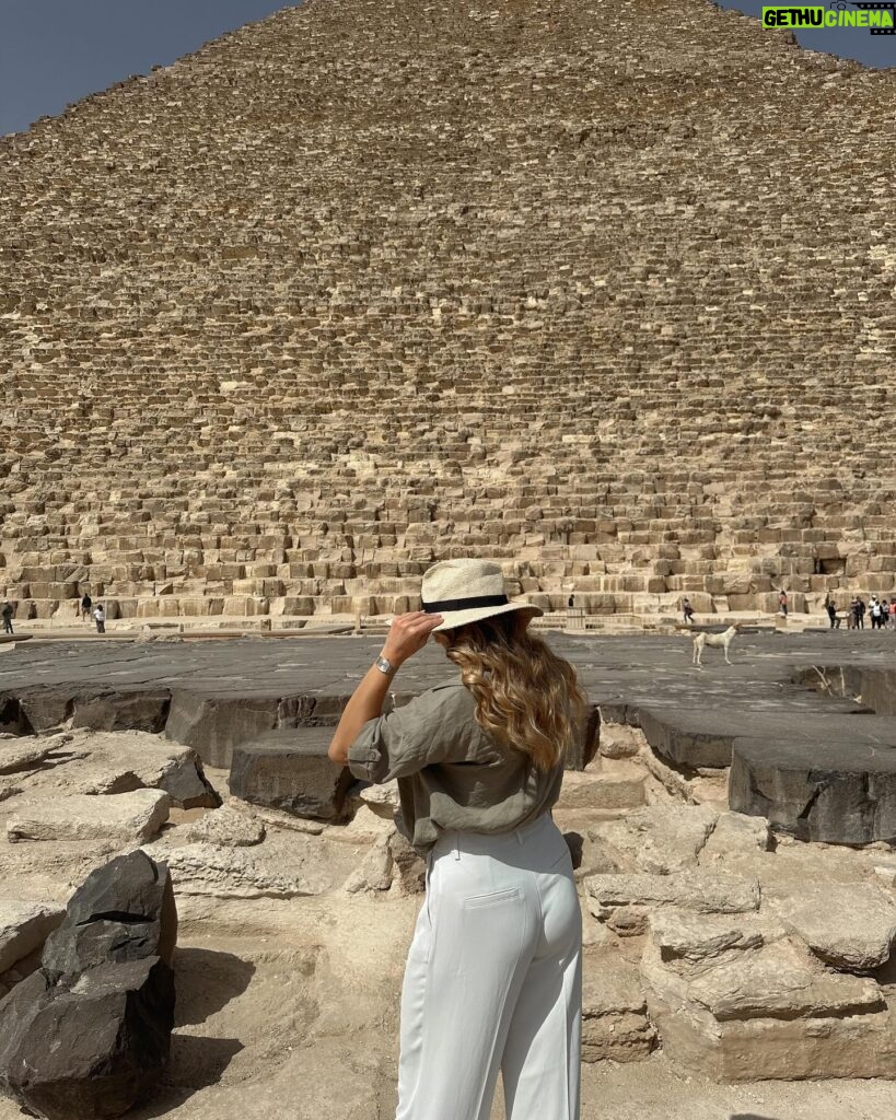 Manon Quadratus Instagram - Dream come true 🥹 Vous préférez quelle photo ? 😍 #egypte #pyramid #gizeh #travelgram