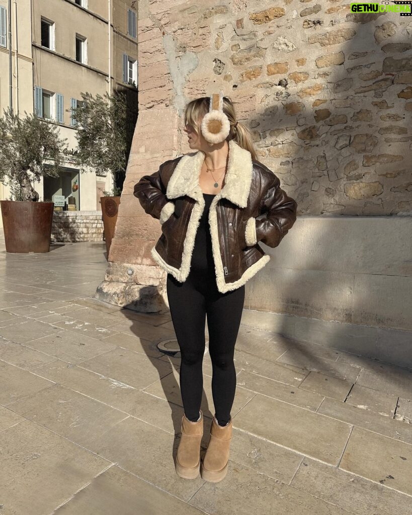 Manon Quadratus Instagram - Une intru se cache sur la 2ème photo 🤣 Promis, j’ai fini avec cette tenue, mais c’est pour avoir un joli feed 🙊