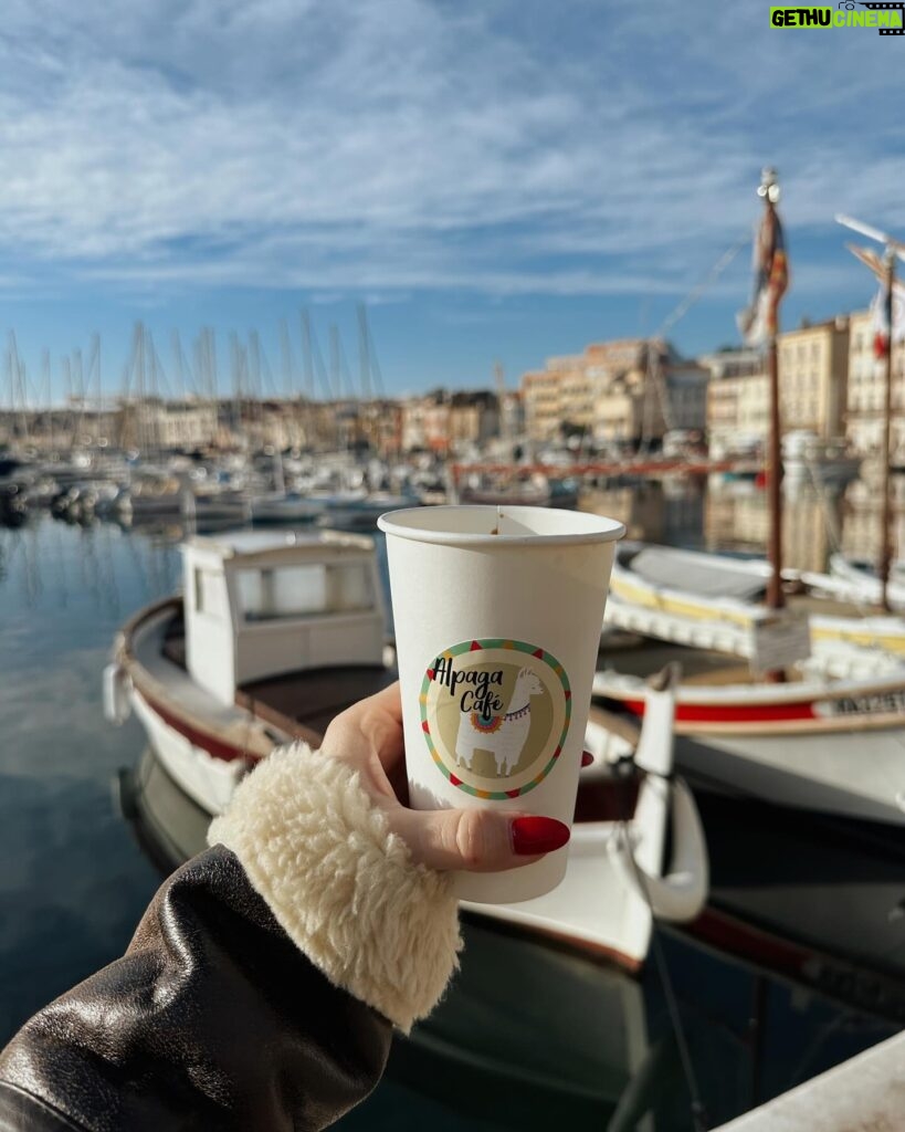 Manon Quadratus Instagram - Recap de cette semaine: 1. Moi qui affronte le froid 2. Notre nouvelle vidéo en ligne “Les trucs de filles que l’on déteste 🥴 3. Moi qui tape la pose pendant le shooting 😏 4. Mon nouveau pull préféré 5. Anaïs & moi pendant le shoot pour notre projet 🤭 6. Mon petit cocon ☁️ 7. Outfit check 8. Passion Café Latte ☕️ 9. Nouvelle passion débloquée: Le Porridge 🤤 Vous préférez laquelle ? 😍 #photodump #ootd #look