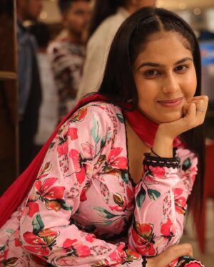 Manpreet Dolly Instagram - ਅੱਖੀਆਂ ਦੇ ਰਾਹੀ ਮੁੰਡਾ ਦਿਲ ਵਿੱਚ ਵਸਿਆ….💕 ਮੁਸਕਾਨ ਆ ਰਹੀ ਹੈ 7 June ਨੂੰ
.
.
#couple #cutegirl #sadgi #simplicity #jatti #punjabigirl #punjabisuit #salwarsuits #designersuits #simplegirl