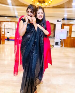 Mansi Joshi Instagram - Pure souls… cutie pie 👭

#frindshipgoals #frndsforever #strongwomen #loveyourself