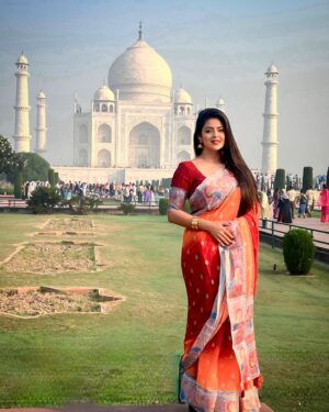 Mansi Joshi Instagram - Taj Mahal was so serene 😍 Waah, Taj ❤️🕊️
This saree by @_vastramcollections_ made justice to the White Taj 👑 ❤️
Thank you ☺️
Blouse by @rathamdesignstudio 🥰❤️

#tajmahal #vacation #agra #anushka #paaru #swetha #mrmanaivi #viralpost #tajmahalpalace