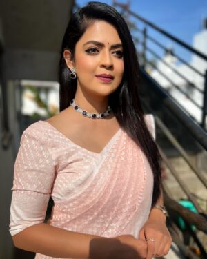 Mansi Joshi Instagram - Manifest for the future, ದೂರದೃಷ್ಟಿಯ ಹಾದಿಯಲ್ಲಿ... ❤️

Jewellery by @acchu_creations 🌹

Blouse by @rathamdesignstudio 😍

#mansijoshi #mansi #sareelove #happypost