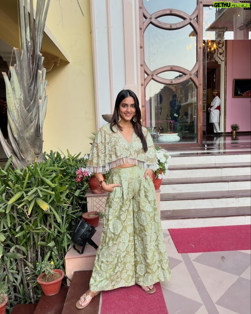 Mansi Taxak Instagram - Dress with pockets are blessing✨✨ And this one is from- @seeaash.in #instadaily #instagram #instagood #trendingreels #trend #trendingnow #explorepage #explore #indianweddings