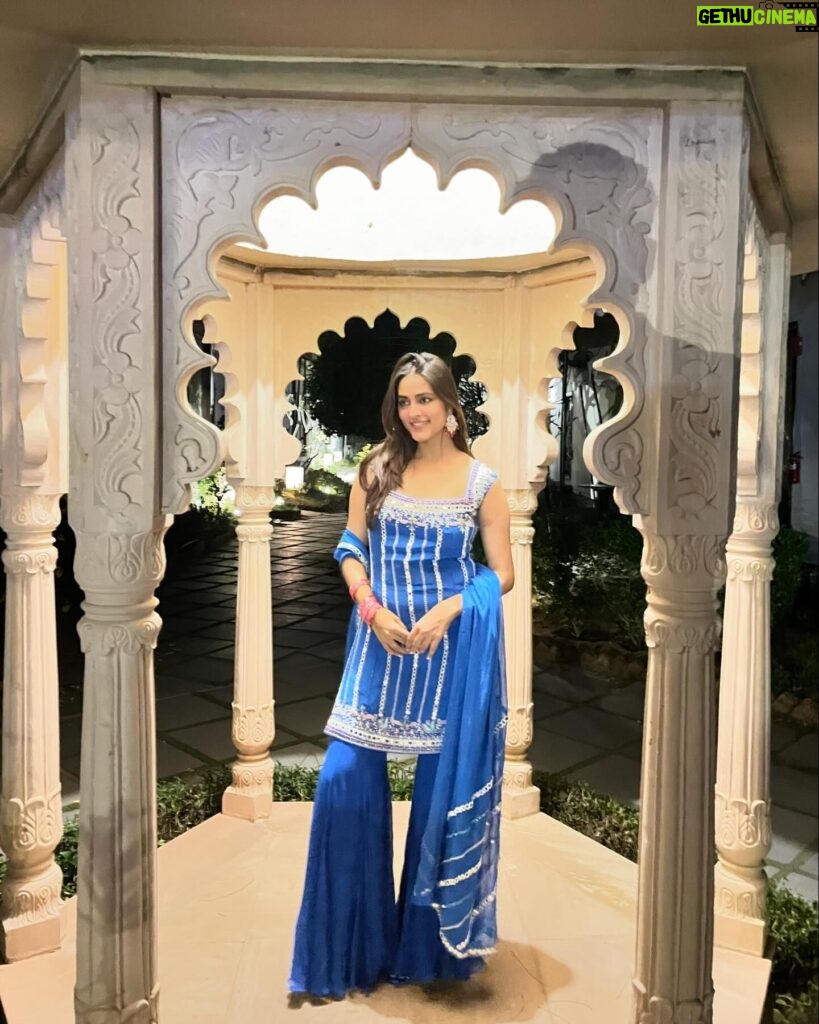 Mansi Taxak Instagram - Only @labelshian can convince me to wear a blue outfit for a pink themed sangeet night🙈✨❤️ Sorry @manickbhan @sophiadeluz , promise to follow the dress code at your third wedding 😉 #instagram #instadaily #instagood #explore #explorepage #indianweddings #trend #trending