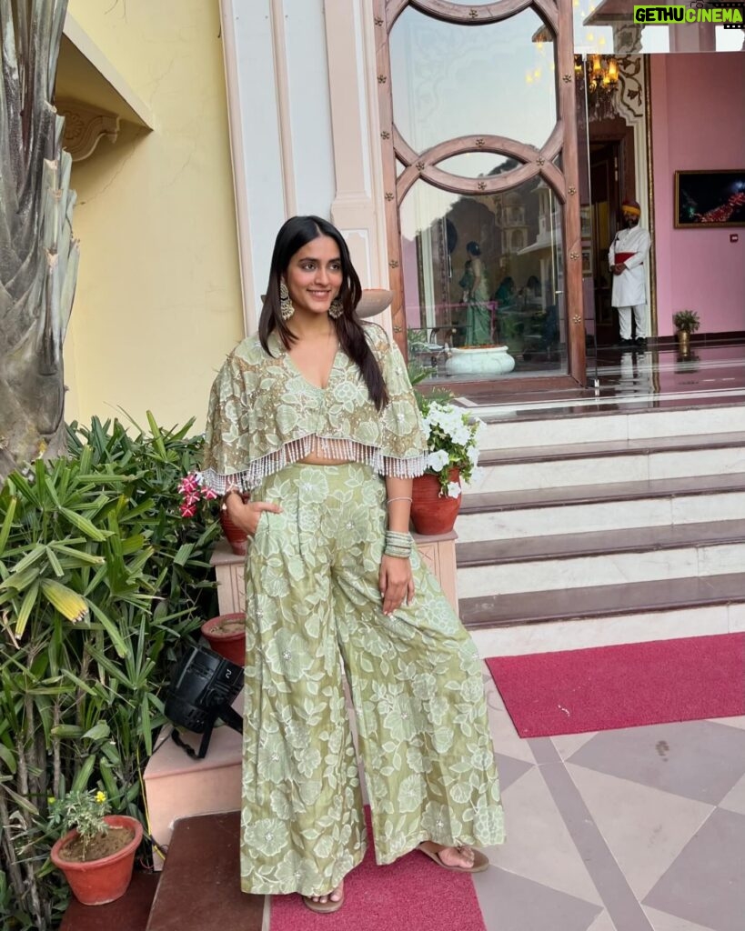 Mansi Taxak Instagram - Dress with pockets are blessing✨✨ And this one is from- @seeaash.in #instadaily #instagram #instagood #trendingreels #trend #trendingnow #explorepage #explore #indianweddings