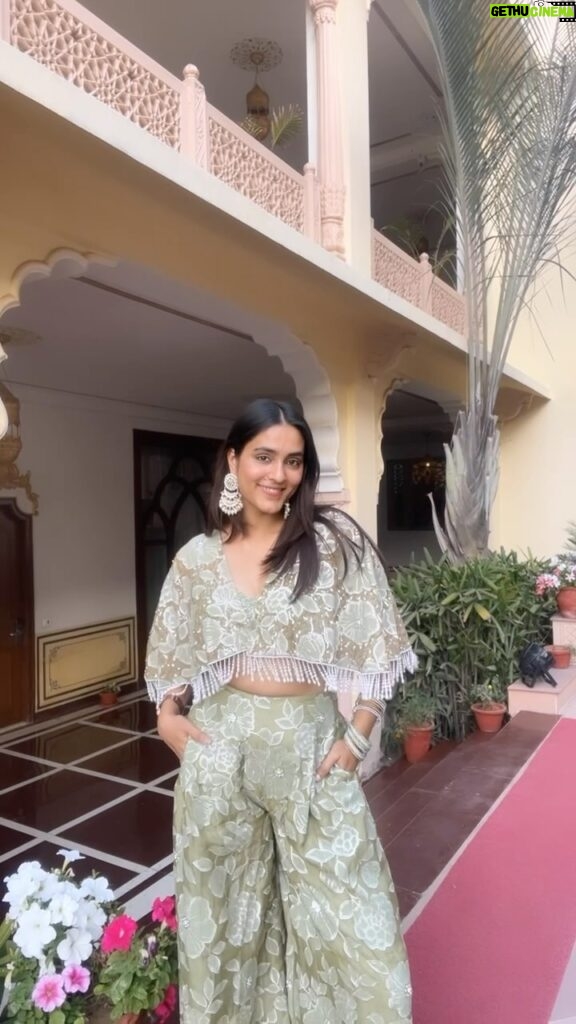 Mansi Taxak Instagram - Glowing in green✨✨ Wearing beautiful- @seeaash.in #tadow #instagram #instagood #trendingreels #trending #explore #explorepage #indianwedding